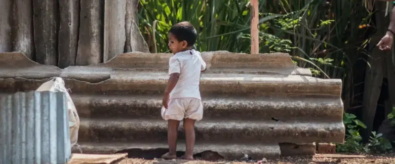 Enfant dans les ruelles de Dharavi - le plus grand slum d'Asie à Mumbai.