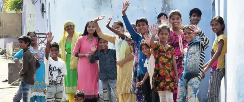Groupe de personnes du Rajasthan agitant leurs mains lors d'un circuit en groupe avec FTO Inde - Agence de voyage sur mesure