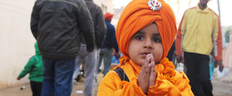 Enfant sikh avec un turban coloré dans un Gurdwara à Chandni Chowk, Delhi