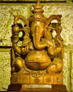Témoignage : Voyage Inoubliable en Inde Statue de Ganpati au centre ayurvédique au Kerala, Inde, capturée lors d'une expérience de voyage inoubliable