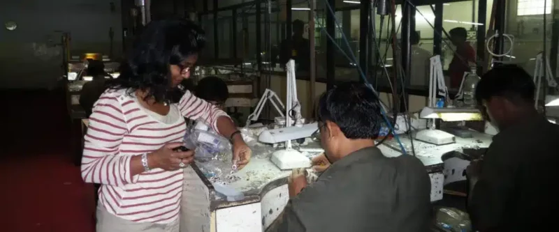 Une femme supervisant la sélection de bijoux chez un joaillier de Jaipur