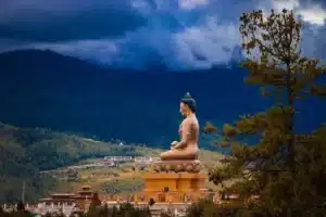 Voyage sur mesure au Bhoutan Statue de Bouddha au Bhoutan, faisant partie du voyage spirituel avec FTO Voyages - agence de voyage sur mesure