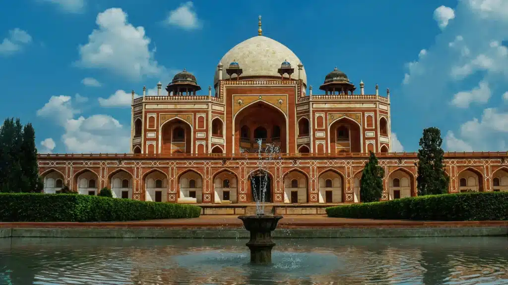Triangle-d Or-Tombeau-d Humayun-a-Delhi-FTO-Inde-Voyages-sur-mesure Vue extérieure du Tombeau d’Humayun à Delhi, un site historique majeur de l'Inde, symbolisant l'architecture moghole, idéal pour un voyage de luxe dans le Triangle d'Or avec FTO Inde - Voyages sur mesure.